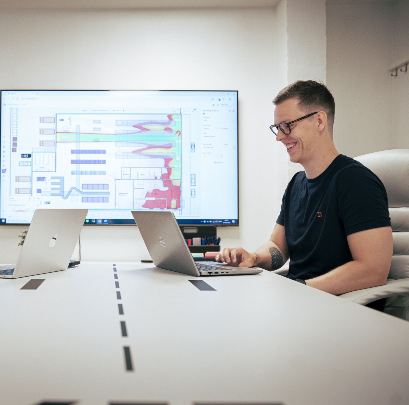 Indgang Processen (hvid, billede venstre)